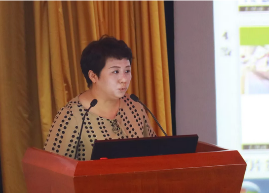 手术室护士长王莉进行会议主持及总结